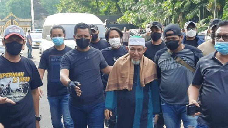 Pimpinan Khilafatul Muslimin Abdul Qadir Baraja tiba di Polda Metro Jaya. (Yogi/detikcom)
