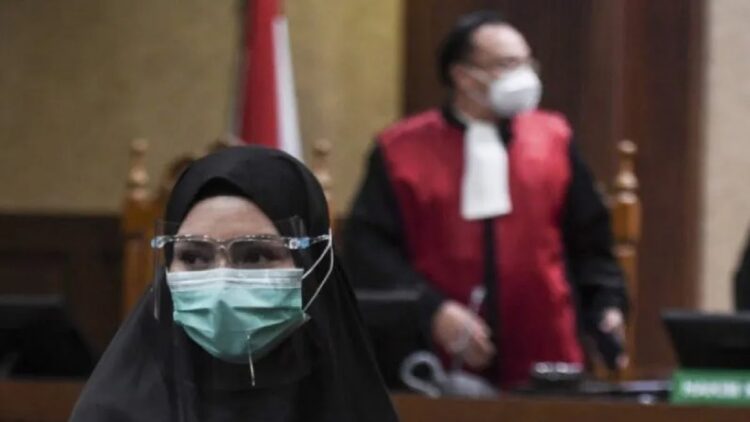 Terdakwa suap dari Djoko Tjandra terkait pengurusan fatwa Mahkamah Agung, Pinangki Malasari, pada sidang pembacaan tuntutan, di Pengadilan Tipikor, Jakarta, Senin (11/1/2021). (ANTARA/Hafidz Mubarak A)