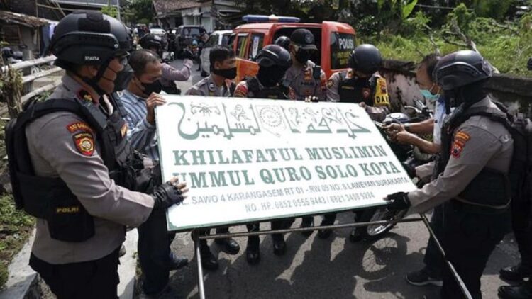 Polri: Anggota Khilafatul Muslimin Wajib Bayar Infak Tiap Bulan, 30 Persen dari Penghasilan 1 Polisi menurunkan papan bertuliskan Khilafatul Muslimin dari kantor cabang kelompok tersebut di Solo, Jawa Tengah, Kamis (9/6/2022). (ANTARA FOTO/Maulana Surya)