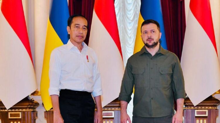 Upaya Jokowi Damaikan Rusia-Ukraina Disebut sebagai Bentuk Balas Budi Indonesia 1 Presiden Jokowi bersama Presiden Ukraina Volodymyr Zelensky. (net)