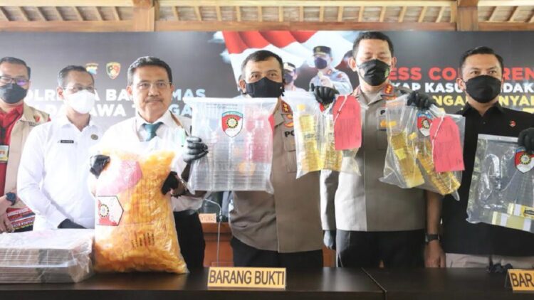 Press conference pengagalan peredaran minyak goreng tanpa izin edar.