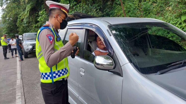 Kasubnit BM Satlantas Polresta Padang Ipda Fajri memberi tahu kepada pengendara supaya terus memasang sabut pengaman.
