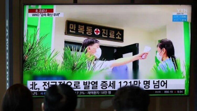 Orang-orang menonton TV yang menyiarkan laporan berita tentang wabah penyakit coronavirus (COVID-19) di Korea Utara, di stasiun kereta api di Seoul, Korea Selatan, 17 Mei 2022. (ANTARA/Reuters/Kim Hong-ji/as)