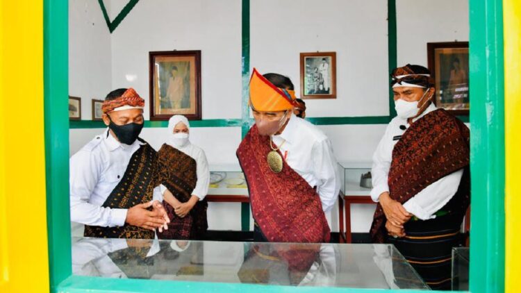 Presiden Jokowi dan Ibu Iriana berkunjung ke Rumah Pengasingan Bung Karno, di Kabupaten Ende, NTT, Rabu (01/06/2022). (Foto: BPMI Setpres/Laily Rachev)