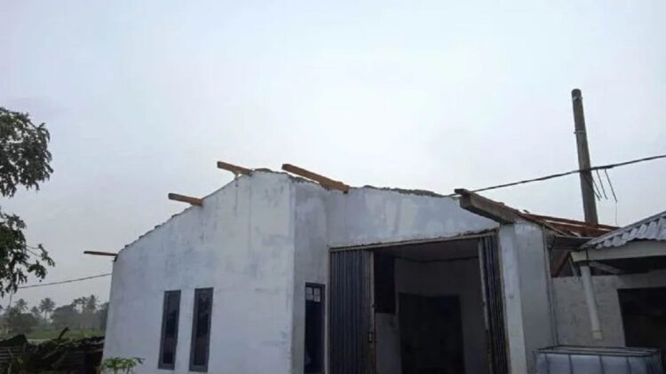 Bangunan yang rusak akibat angin kencang, Selasa (7/6). (ANTARA/HO- BPBD Agam)