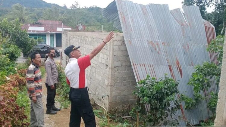 Rumah rusak akibat angin kencang di Pantai Cermin, Kabupaten Solok.