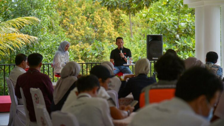 Kegiatan sharing dengan tajuk “Ngobrol Asik: Menjadi Future Leaders BUMN yang Tangguh” bersama Ketua BUMN Muda Indonesia Soleh Ayubi, Ph.D, yang diselenggarakan di Club House Lapangan Golf PT Semen Padang pada Selasa (31/5/2022), diikuti antusias oleh puluhan leader muda PT Semen Padang.