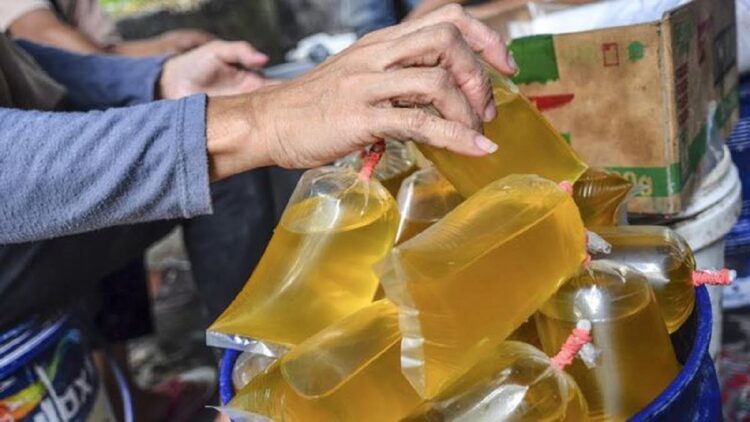 Ilustrasi minyak goreng curah. (net)