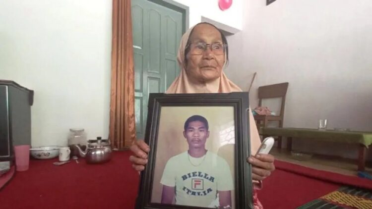 Keluarga warga binaan di Lapas narkoba Sawahlunto memperlihatkan foto anaknya yang meninggal. (Antara/Alfatah)