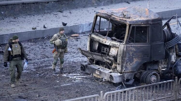 Pertempuran di Kota Sievierodonetsk, Rusia Hancurkan Rute Terakhir Evakuasi Warga Sipil Ukraina 1 Ilustrasi perang Rusia vs Ukraina (Foto: AP Photo/Vadim Ghirda)