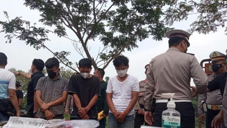 Demi Uang Klaim Asuransi Miliaran, Para Pemuda di Bekasi Ini Rekayasa Kasus Kecelakaan 1 Tiga pemuda ditangkap karena bantu teman buat laporan palsu. (Fakhri Fadlurrohman/detikcom)