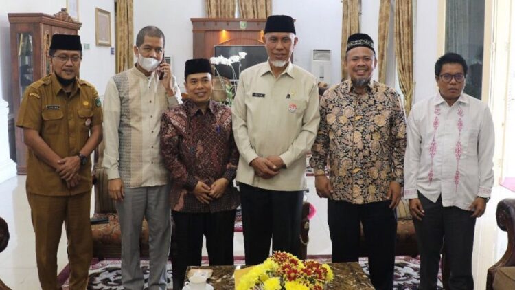 Lepas Tim Pemandu Haji Daerah, Gubernur Mahyeldi Titip Doa untuk Kemakmuran Sumbar 1 Gubernur Mahyeldi melepas Tim Pemandu Haji Daerah untuk jamaah haji Sumbar.