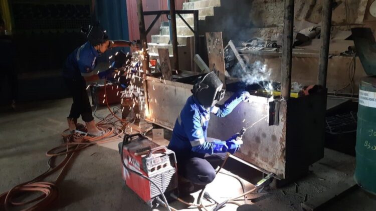Dibantu Semen Padang, 32 Orang Welder Dapat Sertifikasi 1 Dua orang welder tengah mengikuti pelatihan Balai Latihan Vokasi dan Produktivitas Padang, baru-baru ini. Pelatihan tersebut difasilitasi oleh PT Semen Padang.