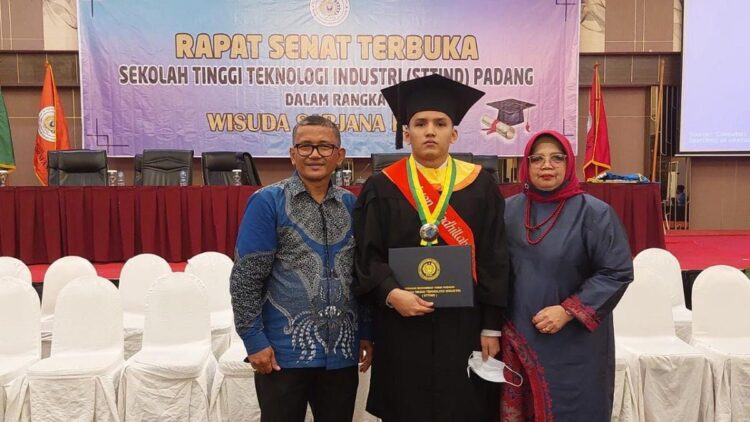 Autis Sejak Kecil, Ivan Fadhillah Berhasil Jadi Sarjana Lewat Jalur Normal 1 Ivan Fadhillah didampingi ayah dan ibu saat wisuda ke-51 STTIND Padang di Pangeran Beach Hotel, Rabu.