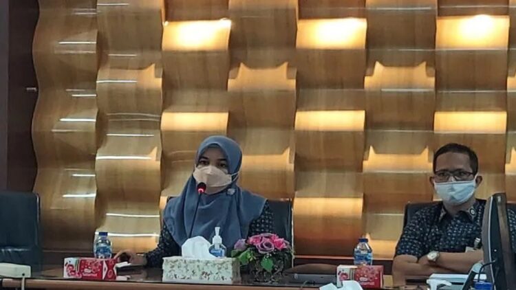 Kepala BPJS Kesehatan cabang Padang Yessy Rahimi (kiri) memberikan pemaparan cakupan kepesertaan di Padang, Selasa. (Antara/Ikhwan Wahyudi)