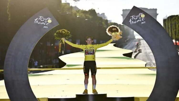 Pebalap Denmark Jonas Vingegaard Juara Tour de France 2022 1 Pebalap sepeda tim Jumbo-Visma dari Denmark, Jonas Vingegaard, melakukan selebrasi di podium setelah menjadi pemimpin klasemen umum jersey kuning untuk menjuarai Tour de France edisi ke-109 setelah menuntaskan etape ke-21 yang berjarak 115,6 km dari La Defense ke Champs-Elysees di Paris pada 24 Juli 2022. (AFP/ANNE-CHRISTINE POUJOULAT)