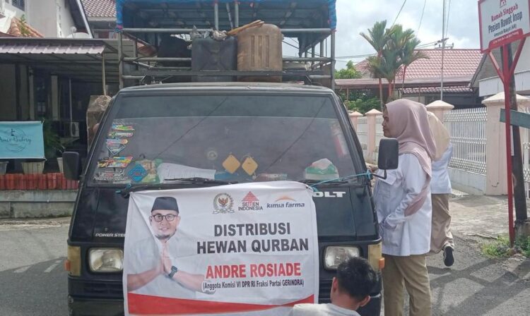 Alhamdulillah, Anggota DPR RI Andre Rosiade Salurkan 20 Ekor Sapi Kurban di Sumbar 1 Anggota DPR RI asal Sumatra Barat (Sumbar) H Andre Rosiade menyalurkan 20 ekor sapi kurban yang dibagikan ke sejumlah daerah di Sumbar pada Hari Raya Idul Adha 1443 Hijriah/2022 Masehi.