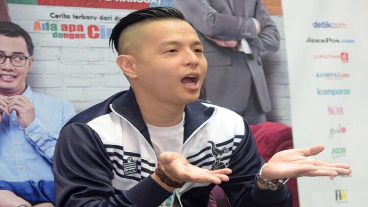 Ernest Prakasa mengkritik Baim Wong yang berencana mendaftarkan merek Citayam Fashion Week ke PDKI. (detik.com)