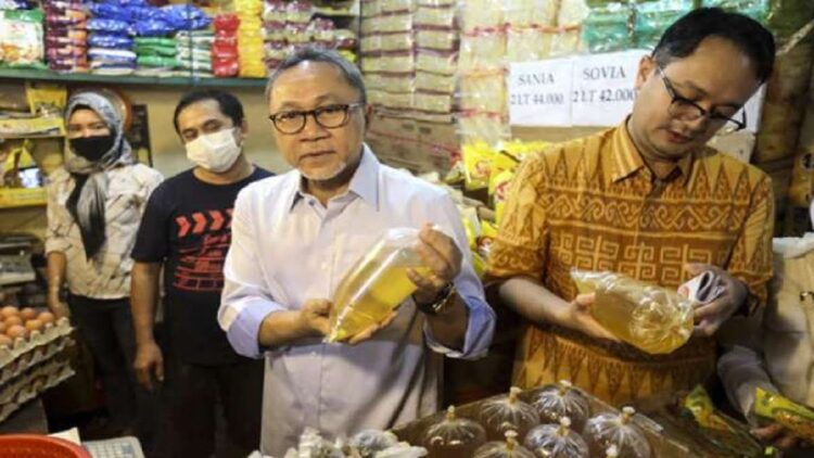 Menteri Perdagangan Zulkifli Hasan melakukan pengecekan minyak goreng. (net)
