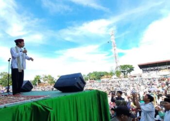 Ustad Abdul Somad sedang ceramah di depan ribuan jamaah tablig akbar di Youth Center atau GOR Rawang di Kota Pariaman, Sumbar. (ANTARA/Aadiaat MS)