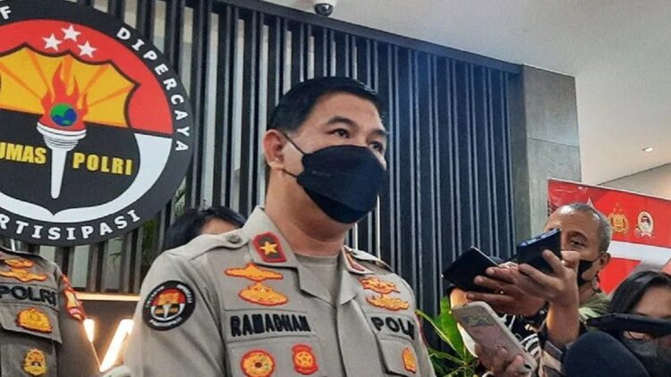 Gegara Istri Kadiv Propam Diduga Dilecehkan, Dua Polisi saling Tembak hingga Tewaskan Satu Orang 1 Kepala Biro Penerangan Masyarakat (Karopenmas) Divisi Humas Polri Brigjen Pol. Ahmad Ramadhan memberikan keterangan pers di Div Humas Mabes Polri, Jakarta, Senin (11/7/2022). ANTARA/Laily Rahmawaty/am.