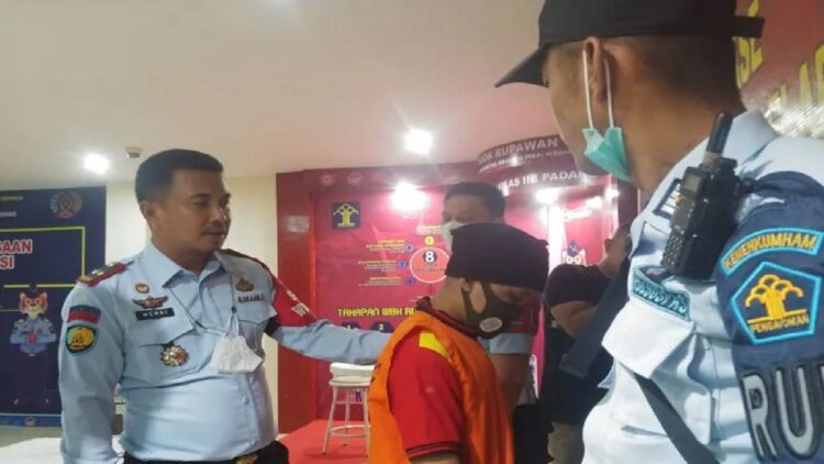 Gegara Alarm Berbunyi, Napi Rutan Anak Air Padang Gagal Kabur 1 Kepala Rutan Padang Muhammad Mehdi saat menginterogasi narapidana R (25) yang berupaya kabur dari Rutan pada Senin (18/7) sore. ANTARA/Fathul Abdi