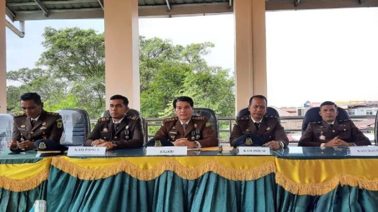 Kepala Kejari Pariaman, Sumbar Azman Tanjung (tengah) saat jumpa pers di Pariaman, Jumat. ANTARA/Aadiaat M. S.