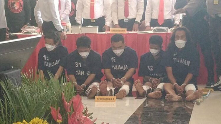 Lima tersangka pelaku penembakan istri anggota TNI di Semarang, saat konferensi pers di Malpolda Jateng, Senin 25 Juli 2022. (Wahyu Prabowo/ Media Purwodadi)