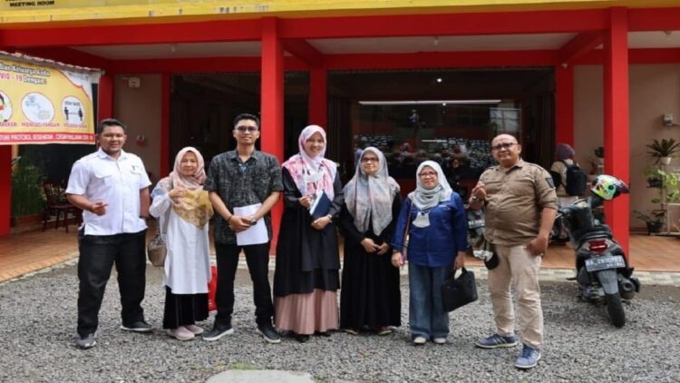 Tim dari Dispar Sumbar melakukan praaudit terhadap rumah makan untuk mendapatkan sertifikasi halal. (IST)