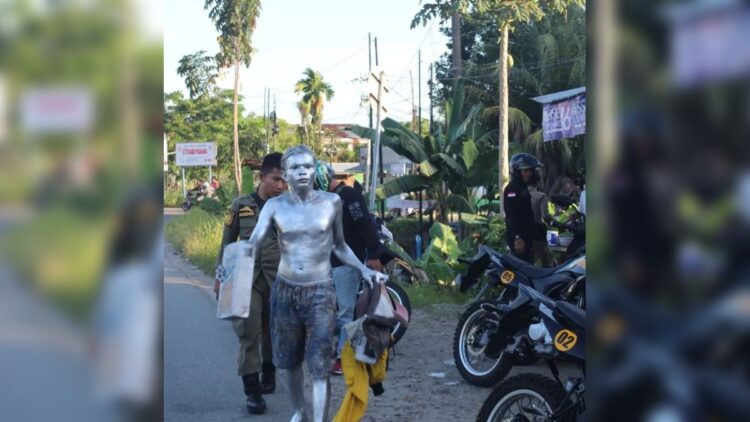 Manusia silver ini diamankan karena aktifitasnya mengganggu pengguna jalan lain. (IST)