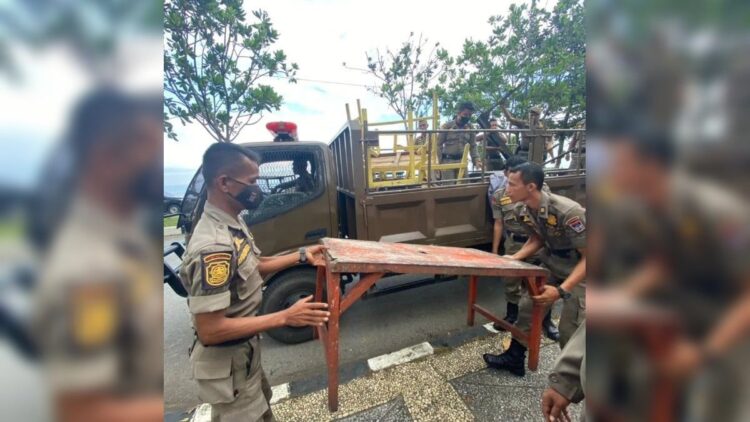 Ditinggal di Atas Trotoar, Puluhan Lapak PKL di Sepanjang Jalan Samudera Padang Dibongkar Satpol PP 1 Petugas Satpol PP Padang mengangkut barang-barang PKL ke atas truk karena ditinggal di atas trotoar dan drainase. (IST)