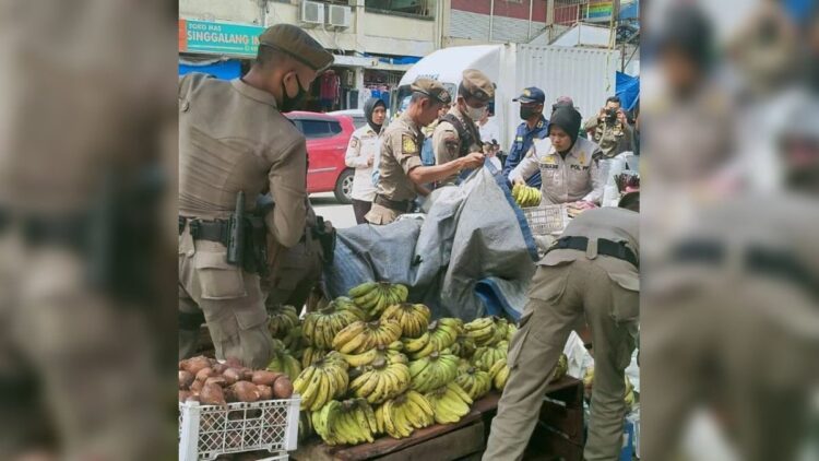 Tim Gabungan menertibkan PKL di jalan Pasar Raya Barat. (IST)