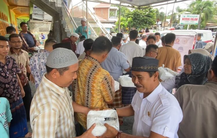 Pembagian nasi kotak Jumat Berkah Bersama Partai Gerindra di Sungai Lareh, Kototangah, Padang.