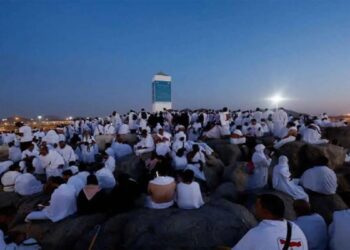 Sejumlah jamaah haji berkumpul di Gunung Rahmat untuk menjalani ibadah wukuf di Arafah. (Dok. REUTERS/Mohammed Salem)
