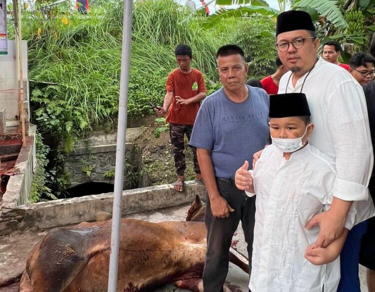 Braditi Moulevey: Hikmah Berkurban adalah Berbagi untuk Sesama 1 Wasekjend IKM Gerindra Braditi Moulevey bersama putranya menyaksikan penyembelihan hewan kurban di Masjid Baitul Amal, Marapalam, Padang Timur.