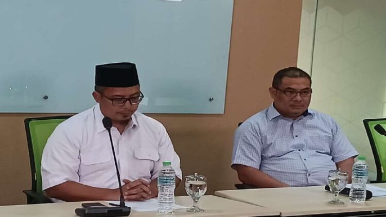 Presiden Aksi Cepat Tanggap (ACT) Ibnu Khajar (kanan) saat konferensi pers di Menara 165, Tb Simatupang, Jakarta Selatan, Senin (4/7/2022).(KOMPAS.com/SINGGIH WIRYONO)