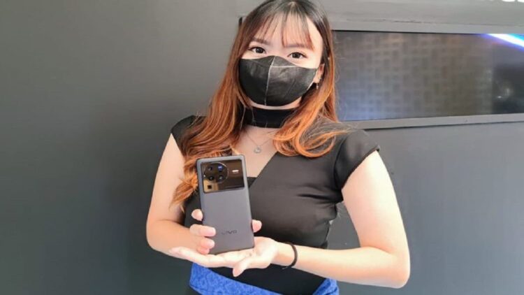 Vivo X80 dan X80 Pro Resmi Meluncur di Indonesia, Ini Harga dan Spesifikasinya 1 Model memamerkan Vivo X80 Pro yang dilengkapi kamera belakang dengan lensa Zeiss. (KOMPAS.com/Kevin Rizky Pratama)