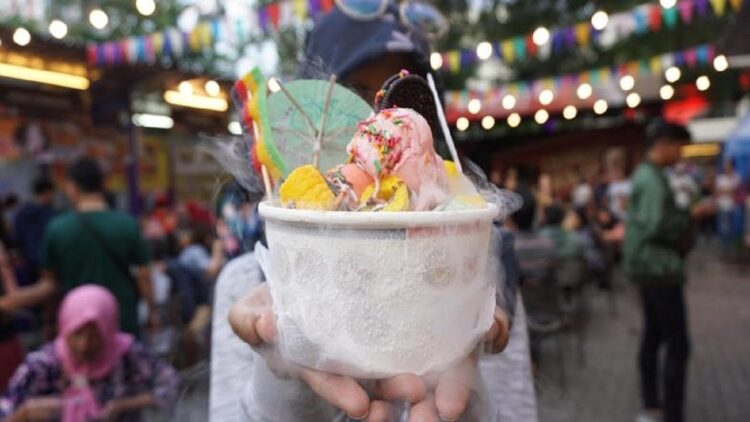 Makanan Ice Smoke atau Dragon's Breath. (Foto: Devi S. Lestari/detikfood)