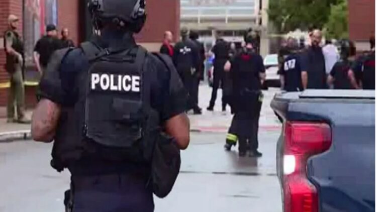 Pria Bersenjata Lakukan Penembakan di Mal Indiana AS, Tiga Orang Tewas 1 Petugas di lokasi penembakan di di Greenwood Park Mall di Indianapolis. (net)