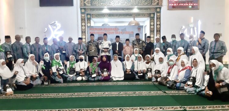 Mulyadi Muslim: Jamaah Haji Padang Kloter 8 Berangkat 1 Sebanyak 49 orang calon jamaah haji asal Padang dilepas oleh Pemko Padang dan Kementerian Agama Kota Padang.