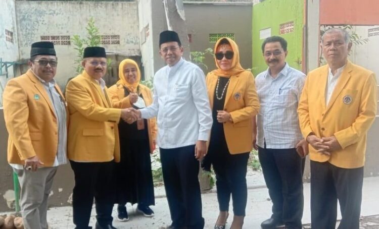 Ketua ILUNI UNP Ali Mukhni bersama Rektor Universitas Negeri Padang Ganefri, serta Bendahara ILUNI UNP Dra Hj Meijanti Osman M.Pd dan Advokasi ILUNI Muslim B serta Panita Pembangunan Graha ILUNI Prof Rakhimawati dan Pengurus ILUNI UNP Prof M. Zaim. (IST)