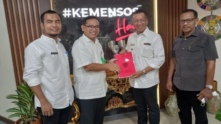 Bupati Pessel dan jajaran menyerahkan proposal pembangunan lumbung sosial ke Kemensos.