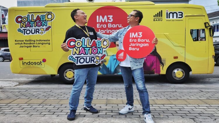 Shaggy Dog dan Kunto Aji Hadir Menyapa Padang di Collabonation Tour IM3 1 Fahd Yudhanegoro - SVP Head of Region Sumatera Indosat Ooredoo Hutchison, Benny H. Hutagalung - VP Head of PR & Brand Activation Indosat bercengkrama di depan mobil Collabonation Tour IM3.