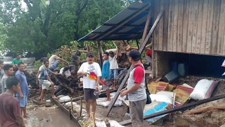 Enam Orang Meninggal Dunia akibat Banjir dan Longsor di Seram Bagian Barat 1 Ilustrasi - Kondisi rumah warga tertimbun material akibat bencana banjir yang terjadi di Dusun Rumkuda, Kecamatan Romang, Kabupaten Maluku Barat Daya (MBD) pada Kamis (30/6). (HO/BPBD Maluku Barat Daya)