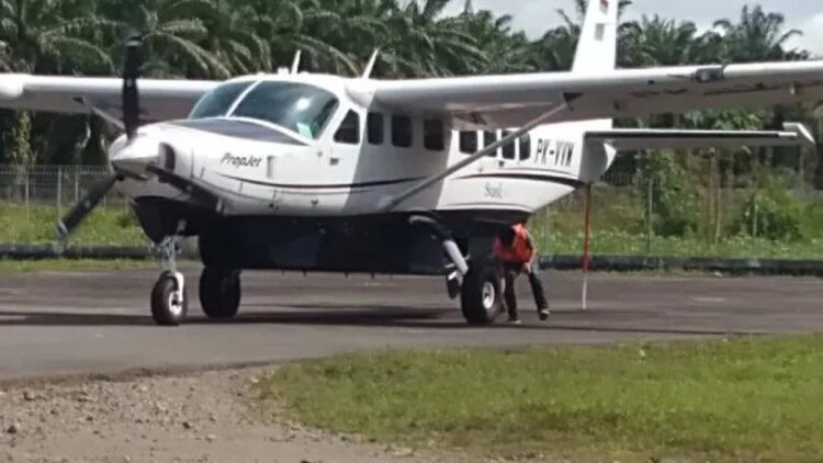 Dibutuhkan Masyarakat, Pemkab Pasbar Berharap Bandara Pusako Anak Nagari kembali Beroperasi 2023 1 Aktifitas penerbangan di Bandara Pusako Anak Nagari, Kabupaten Pasaman Barat, Sumbar pada 2021. Pemkab setempat berharap pada 2023 nanti aktifitas penerbangan kembali aktif. (Antara/Altas Maulana)