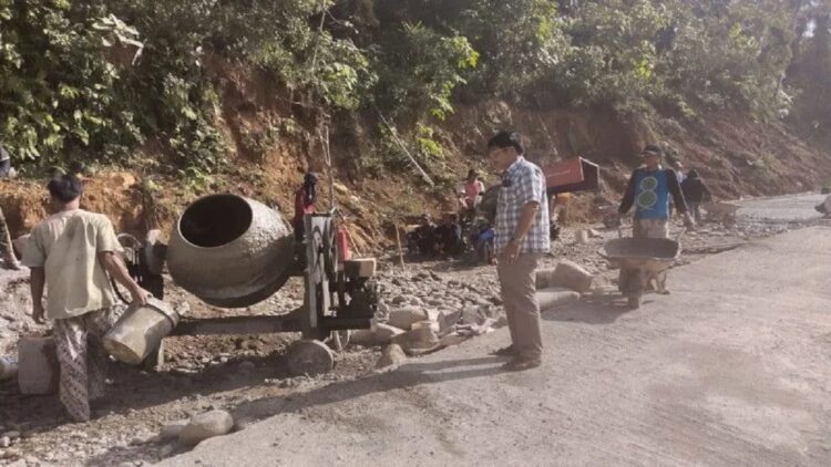 Najjar Lubis (59) warga Lubuk Manggis Aek Nabirong Kecamatan Parit Koto Balingka Kabupaten Pasaman Barat (Pasbar), Sumbar saat membangun jalan di daerah itu dengan dana pribadi miliaran rupiah.(Antara/Altas Maulana).