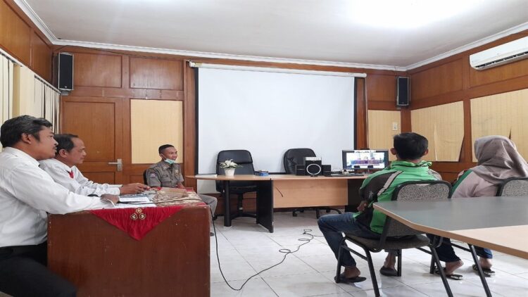 Langgar Perda Trantibum, Dua Warga Padang Dihukum Denda 1 Dua warga Padang mengikuti sidang tipiring. (net)