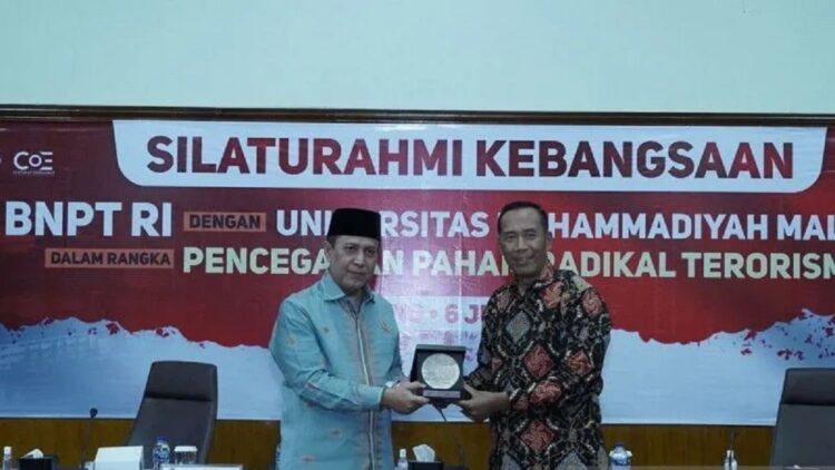 Kepala BNPT Boy Rafli Amar (kiri) dalam acara diskusi kelompok terpumpun dengan jajaran pimpinan perguruan tinggi di Universitas Brawijaya (UB) dan Universitas Muhammadiyah Malang (UMM), Jawa Timur, Rabu (7-6-2022). ANTARA/HO-Humas BNPT