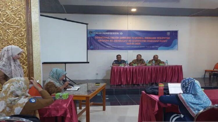 ANBK Dorong Perbaikan Mutu Pendidikan di Pasaman Barat 1 Dinas Pendidikan dan Kebudayaan Pasaman Barat melaksanakan Bimbingan Teknis tentang Asesmen Nasional Berbasis Komputer terhadap operator setiap sekolah di daerah itu. (Antara/Altas Maulana)