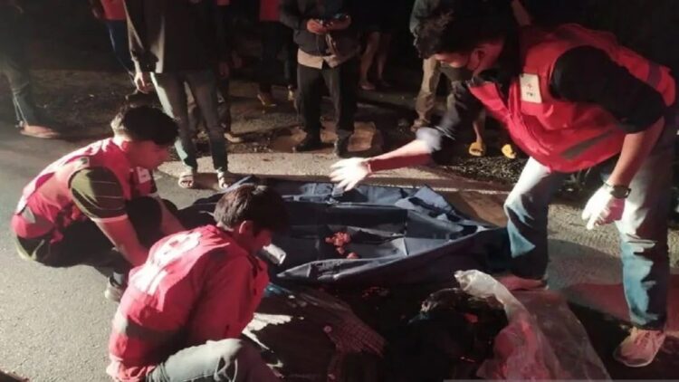 Kecelakaan di Batagak, Jalan Lintas Bukittinggi - Padang Panjang pada Senin (11/7/2022) malam. (Antara/Al Fatah)